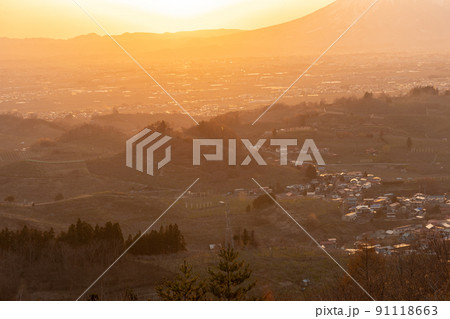 志賀坊森林公園から岩木山に沈む夕日（青森県平川市） 91118663