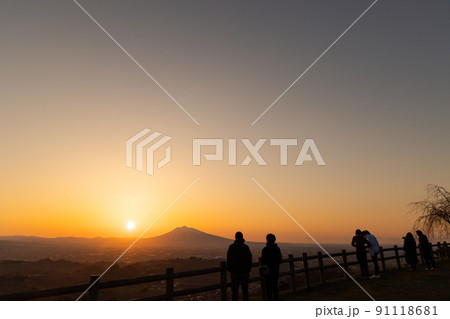 志賀坊森林公園から岩木山に沈む夕日(青森県平川市) 志賀坊森林公園から岩木山に沈む夕日(青森県平川市) 91118681