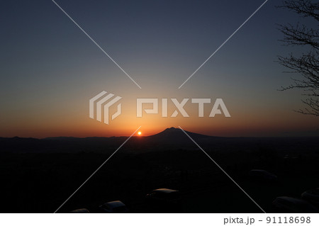 志賀坊森林公園から岩木山に沈む夕日（青森県平川市） 91118698