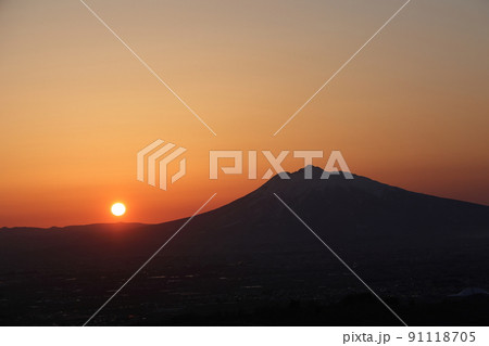 志賀坊森林公園から岩木山に沈む夕日(青森県平川市) 志賀坊森林公園から岩木山に沈む夕日(青森県平川市) 91118705
