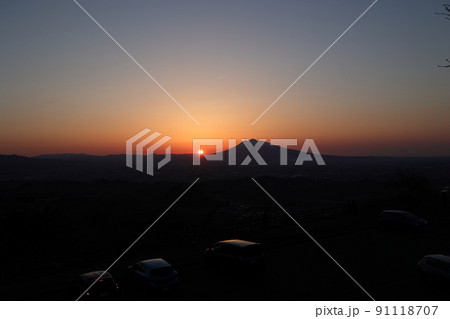 志賀坊森林公園から岩木山に沈む夕日(青森県平川市) 志賀坊森林公園から岩木山に沈む夕日(青森県平川市) 91118707