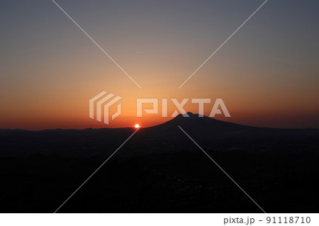 志賀坊森林公園から岩木山に沈む夕日（青森県平川市） 91118710