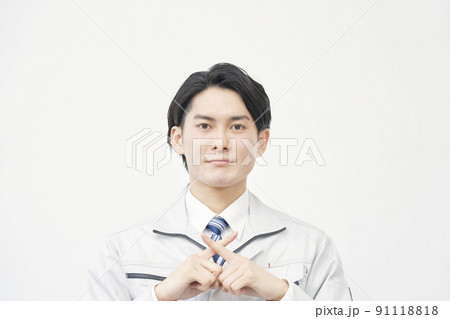 ばつ印のジェスチャーをする作業員　白背景 91118818