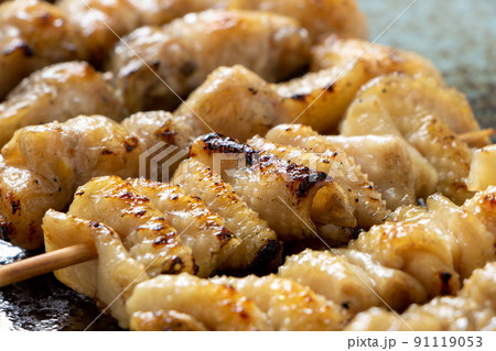 焼き鳥(塩焼き)盛り合わせの、鶏皮串を中心としたアップ。 91119053