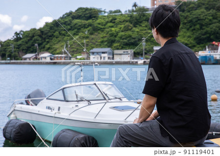 船着場で遠くを見つめる男性 Wharf 船着場で遠くを見つめる男性 Wharf 91119401