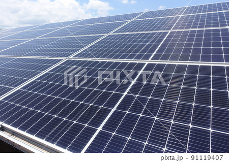 ソーラーパネルが敷き詰められた太陽光発電所 ソーラーパネルが敷き詰められた太陽光発電所 91119407