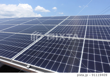 ソーラーパネルが敷き詰められた太陽光発電所 91119409