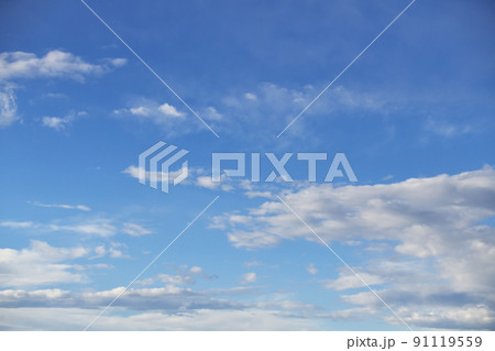 白い雲がたなびく青空 白い雲がたなびく青空 91119559