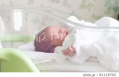 生後間もない男の子の赤ちゃん　新生児 91119702