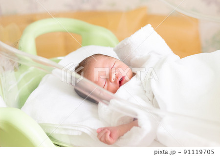 生後間もない男の子の赤ちゃん 新生児 生後間もない男の子の赤ちゃん 新生児 91119705