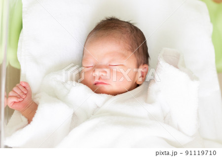 生後間もない男の子の赤ちゃん 新生児 生後間もない男の子の赤ちゃん 新生児 91119710