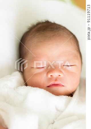 生後間もない男の子の赤ちゃん 新生児 生後間もない男の子の赤ちゃん 新生児 91119713