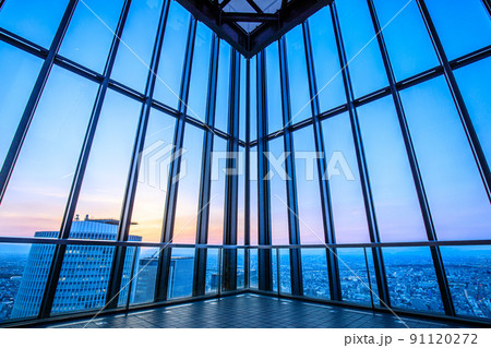 名古屋市　ミッドランドスクエア屋上展望台からの夕焼け 91120272