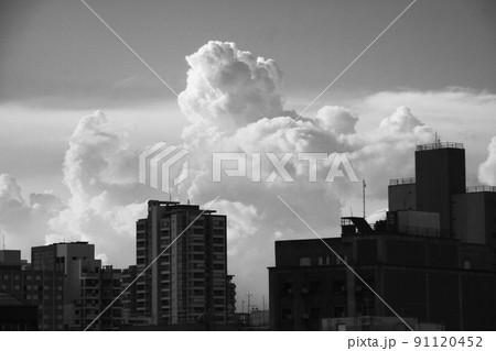 サンパウロの雲と空と建物 91120452