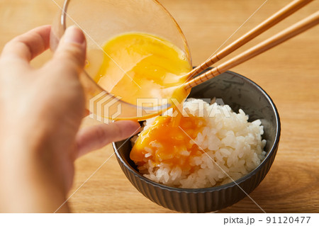 日本食イメージ　　卵かけご飯 91120477