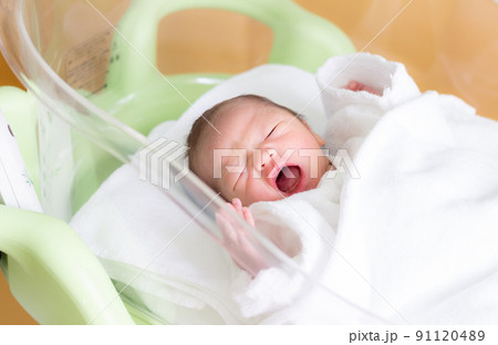 あくびをする赤ちゃん 新生児 あくびをする赤ちゃん 新生児 91120489