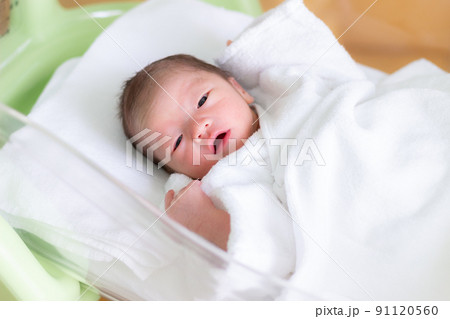 びっくりしている赤ちゃん 新生児 びっくりしている赤ちゃん 新生児 91120560