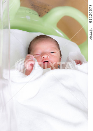 微笑んでいる赤ちゃん 新生児 微笑んでいる赤ちゃん 新生児 91120678