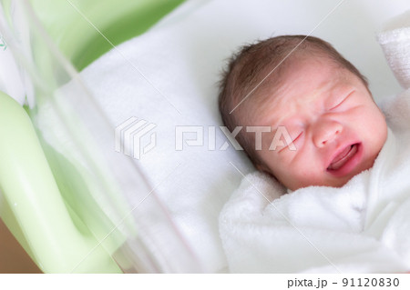大泣きする新生児 赤ちゃん 大泣きする新生児 赤ちゃん 91120830