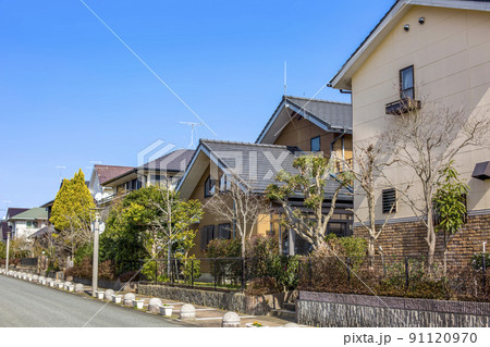 新興住宅地の家並と青空 91120970