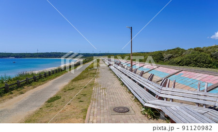 青空バックに見る世界一長いベンチのある海岸情景@石川 青空バックに見る世界一長いベンチのある海岸情景@石川 91120982