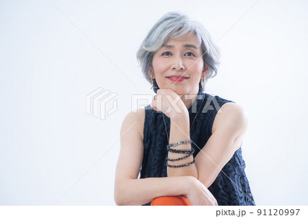 シルバーヘア女性のポートレート 91120997