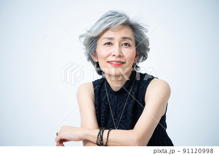 シルバーヘア女性のポートレート シルバーヘア女性のポートレート 91120998
