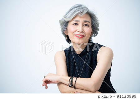 シルバーヘア女性のポートレート シルバーヘア女性のポートレート 91120999