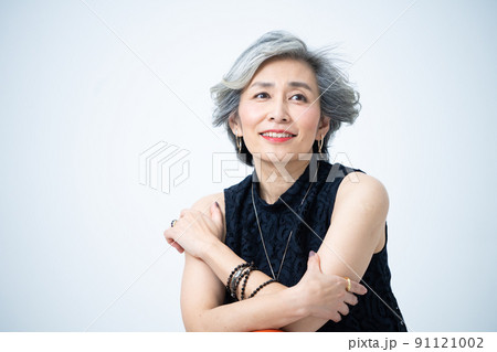 シルバーヘア女性のポートレート 91121002