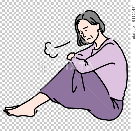 落ち込んだ様子でため息をついて体育座りをしているシニア女性 落ち込んだ様子でため息をついて体育座りをしているシニア女性 91121484