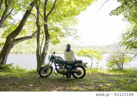 湖畔でバイクで来て景色を眺める若い女性　バイク女子 91122108