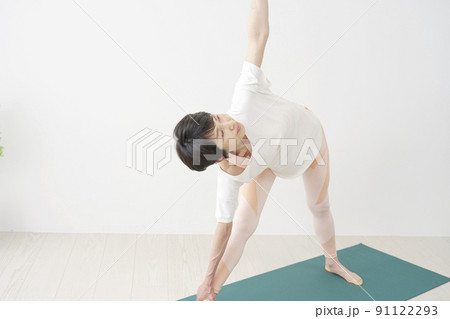 室内でヨガをする中年女性 91122293