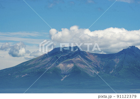 青い空と海が一帯の優美な北海道駒ヶ岳 91122379