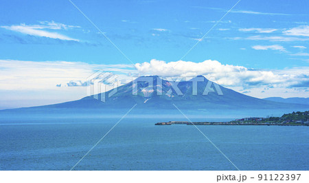 青い空と海が一帯の優美な北海道駒ヶ岳 青い空と海が一帯の優美な北海道駒ヶ岳 91122397