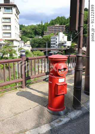 福島　福島市　丸ポストのある風景（土湯温泉） 91122899