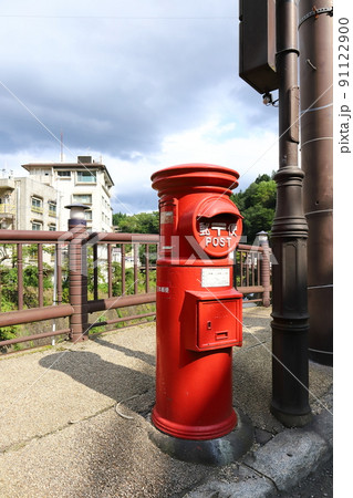 福島　福島市　丸ポストのある風景（土湯温泉） 91122900