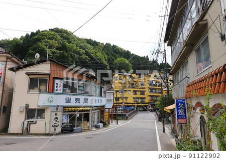 福島　福島市　土湯温泉の街並み 91122902