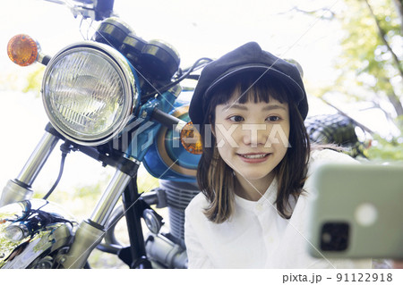 バイク女子イメージ バイクと一緒に写真を撮る若い女性 バイク女子イメージ バイクと一緒に写真を撮る若い女性 91122918