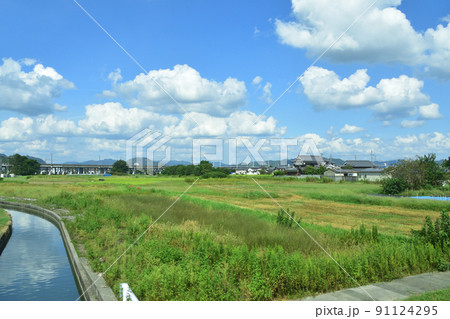 2021年。山陽本線の相生駅から姫路駅間の車窓からの風景 91124295