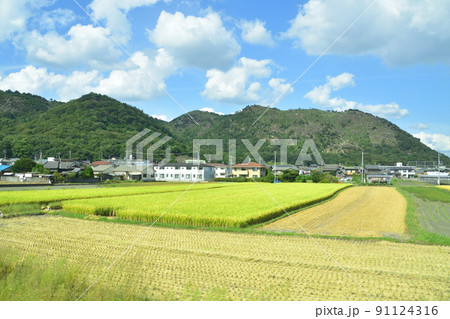 2021年。山陽本線の相生駅から姫路駅間の車窓からの風景 91124316