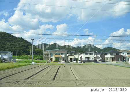 2021年。山陽本線の相生駅から姫路駅間の車窓からの風景 91124330