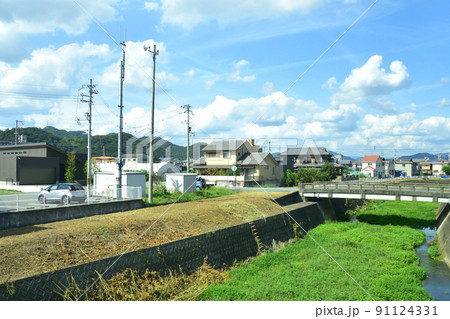 2021年。山陽本線の相生駅から姫路駅間の車窓からの風景 91124331