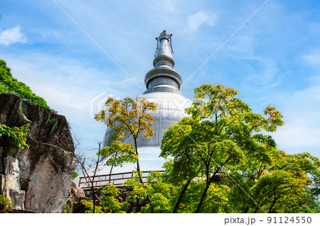 広島駅北の山頂に建っている仏舎利塔、二葉山平和塔です。平和を祈るパワースポットです。広島県 91124550