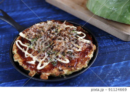 テーブルにある大阪名物のキャベツたっぷりの海鮮お好み焼き テーブルにある大阪名物のキャベツたっぷりの海鮮お好み焼き 91124669