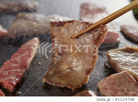 焼肉_美味しそうに焼けた牛肉 91124746