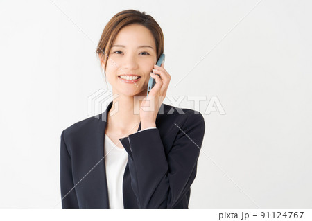 電話をする女性 上半身 電話をする女性 上半身 91124767