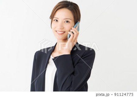 電話をする女性 上半身 電話をする女性 上半身 91124775