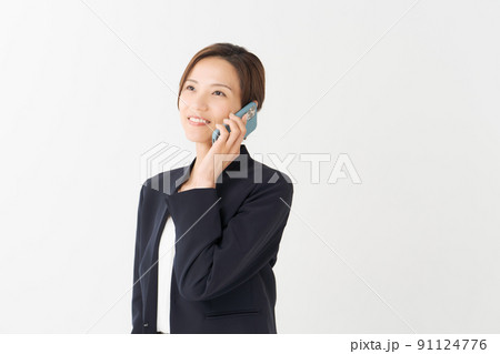 電話をする女性 上半身 電話をする女性 上半身 91124776