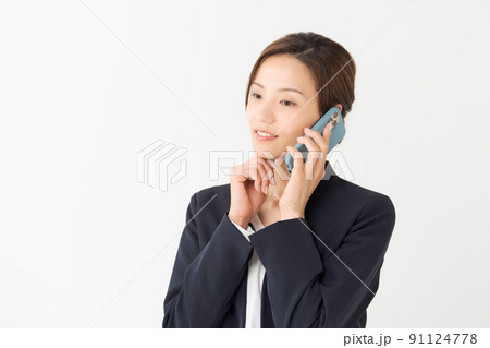 電話をする女性 上半身 電話をする女性 上半身 91124778