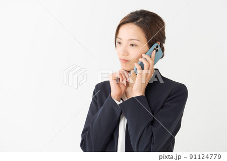 電話をする女性 上半身 電話をする女性 上半身 91124779